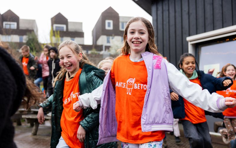 Jantje Beton: steeds minder kinderen spelen buiten!