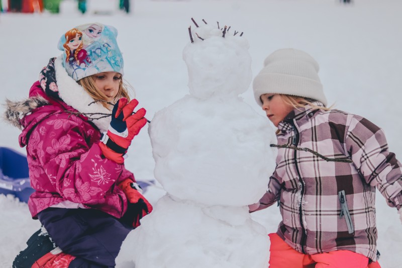 Kinderen maken een sneeuwpop