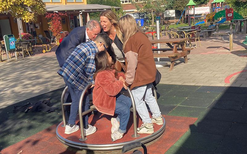 Kamerleden spelen met kinderambassadeurs in speeltuin in Leiden