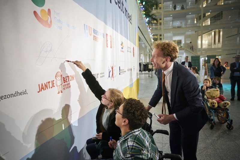 Henk-Willem Laan tekent het SamenSpeelAkkoord namens het Gehandicapte Kind