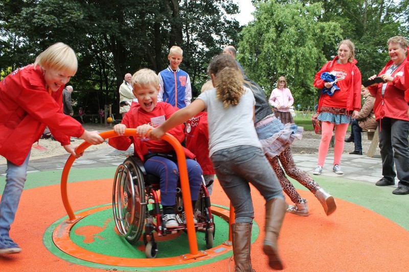 Rolstoeltoegankelijke draaimolen in speeltuin Beestenborg