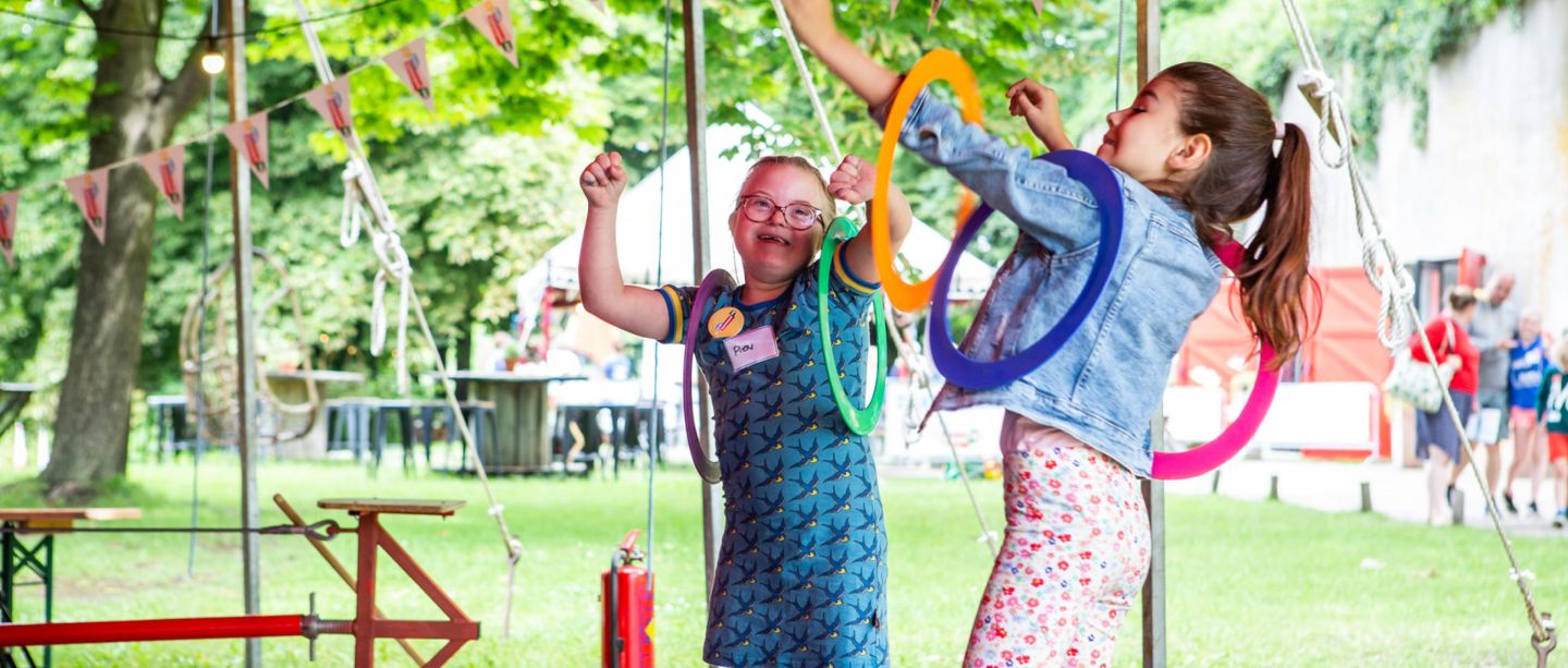 Twee kinderen spelen samen tijdens De Grote Samenspeeldag