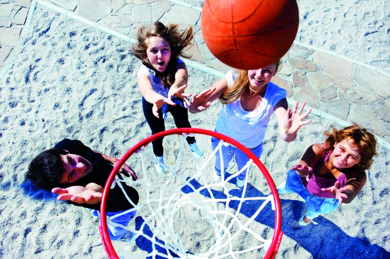 jongeren aan het basketballen