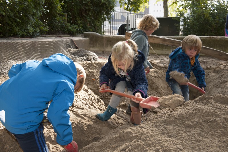 Kinderen spelen met zand