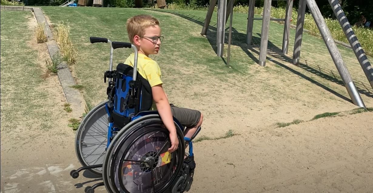 Luuk in zijn rolstoel die strijd voor rolstoelglijbaan