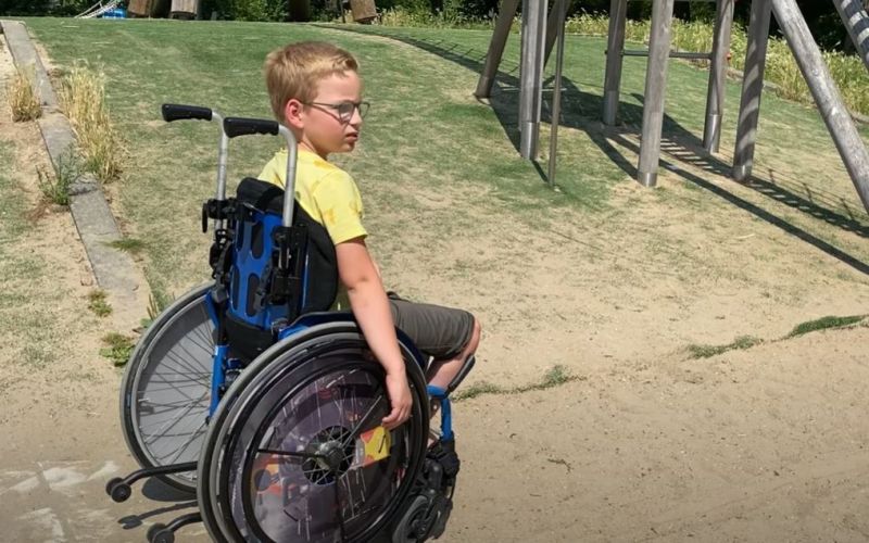 Luuk (9) strijdt voor rolstoelglijbaan in Dordrecht
