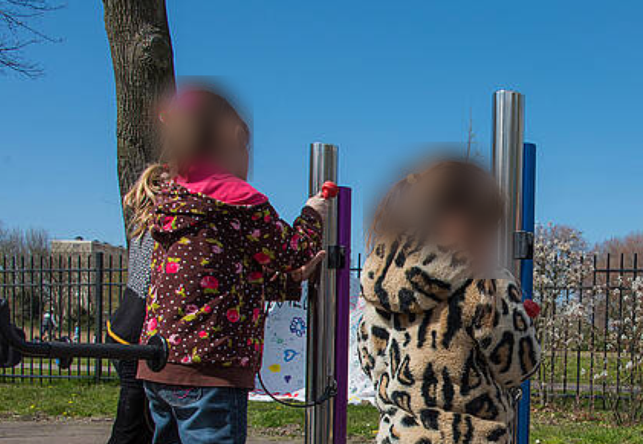 Kinderen spelen met de muziekpalen tijdens de opening van de inclusieve speeltuin in Utrecht