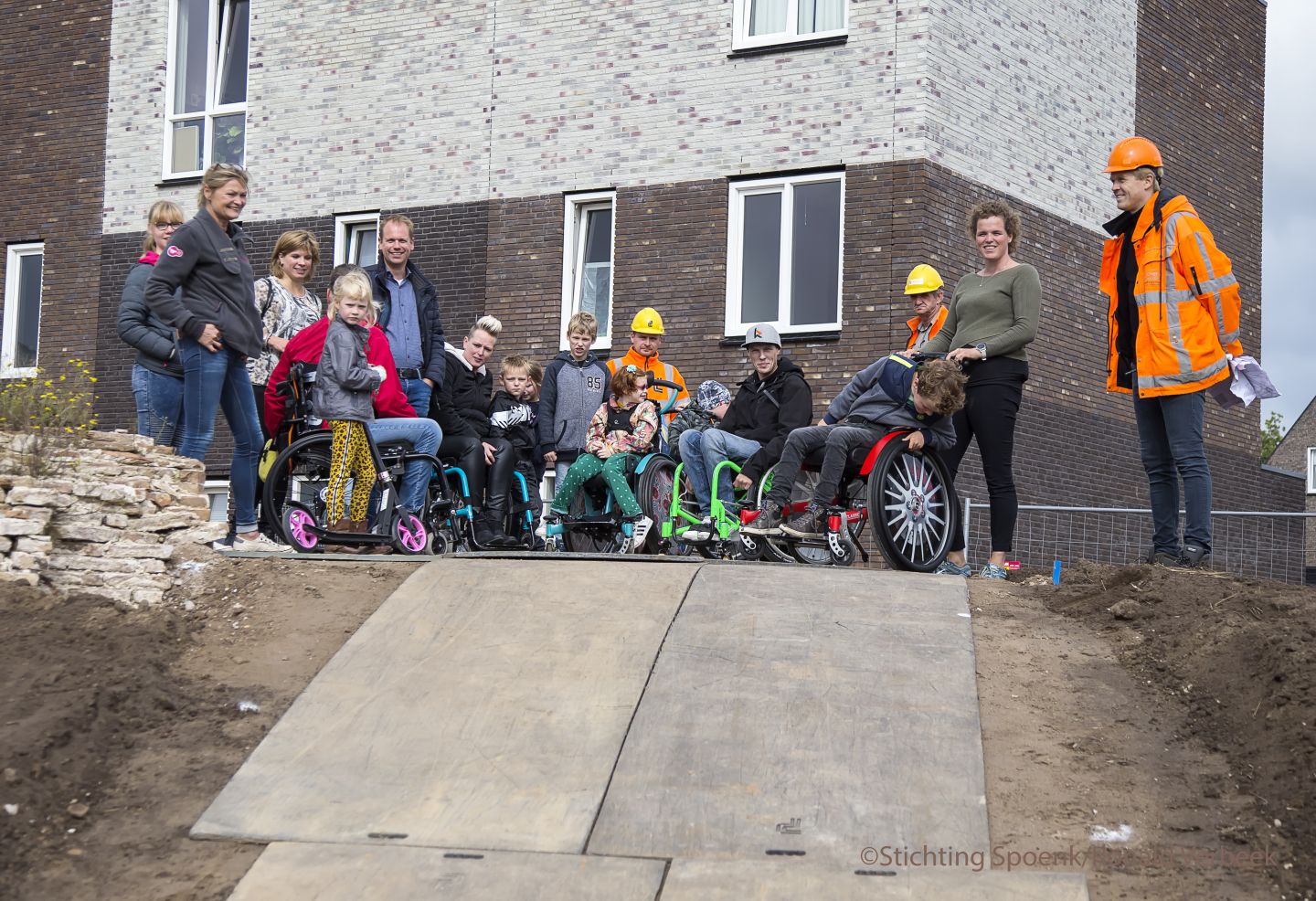 Ontwerper, gemeente, kinderen en ouders werken samen aan het ontwerp van de speeltuin