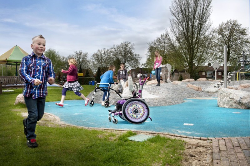 Meisje in een rolstoel en meisje met rollator spelen samen met andere kinderen